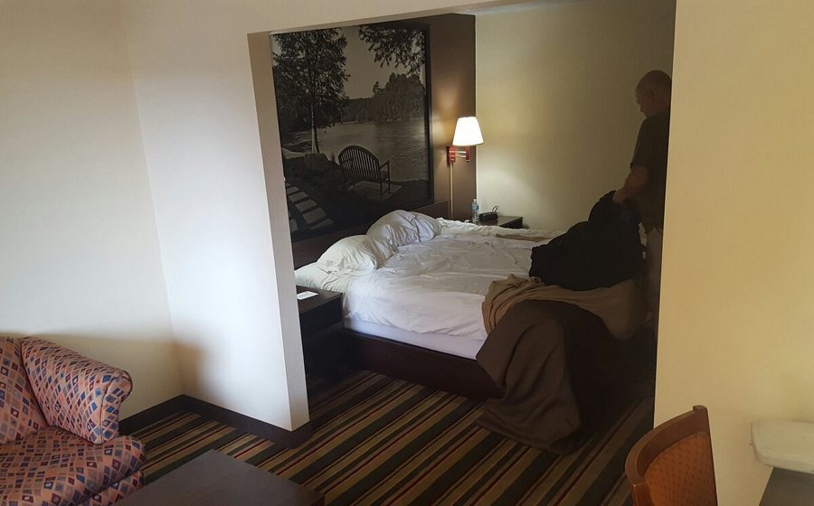 Super 8 by Wyndham Dublin — Guest room