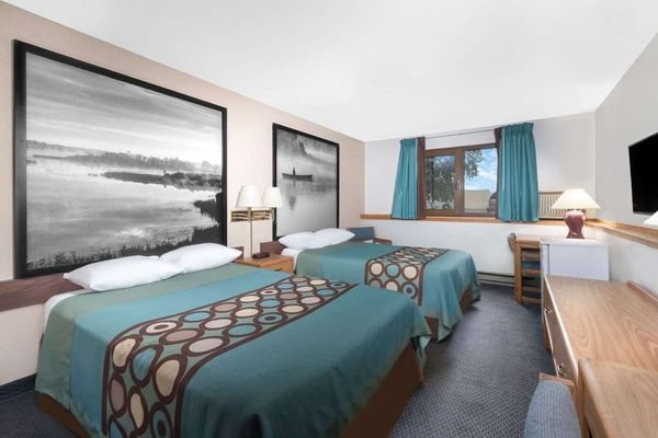Super 8 by Wyndham Duluth — Guest room
