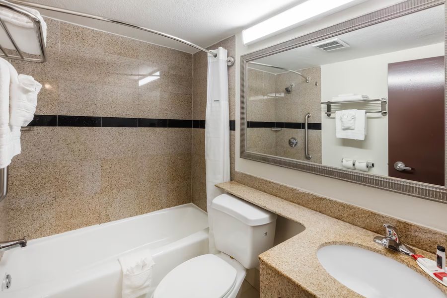 Super 8 by Wyndham Dumas TX — Bathroom