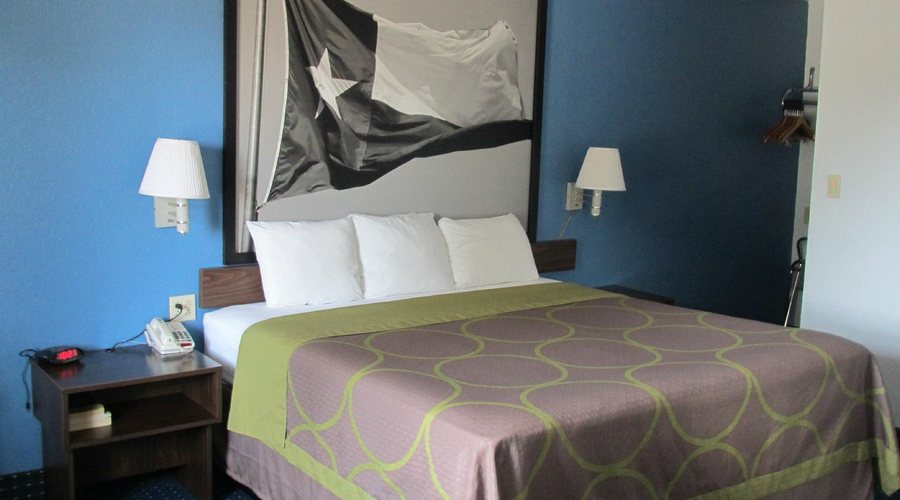 Super 8 by Wyndham Dumas TX — Guest room