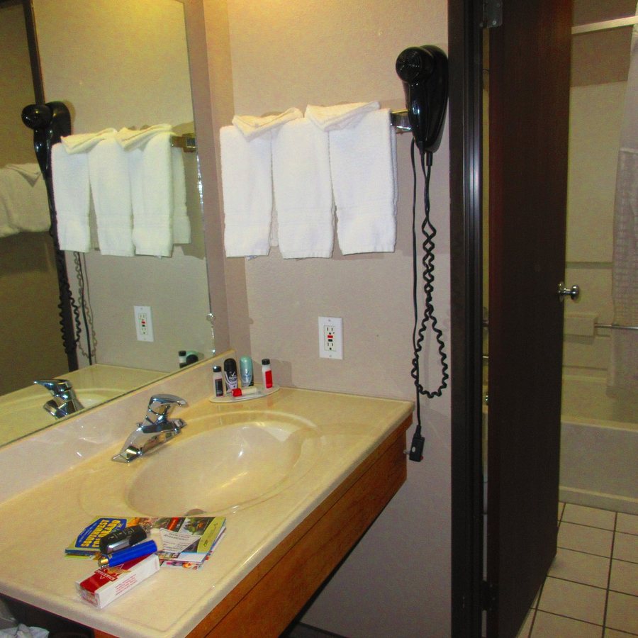 Super 8 by Wyndham Durango — Bathroom