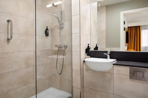 Super 8 by Wyndham Durham University Area NC — Bathroom