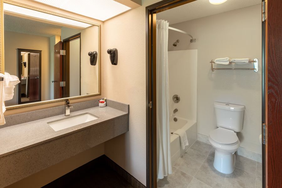 Super 8 by Wyndham Eastland — Bathroom
