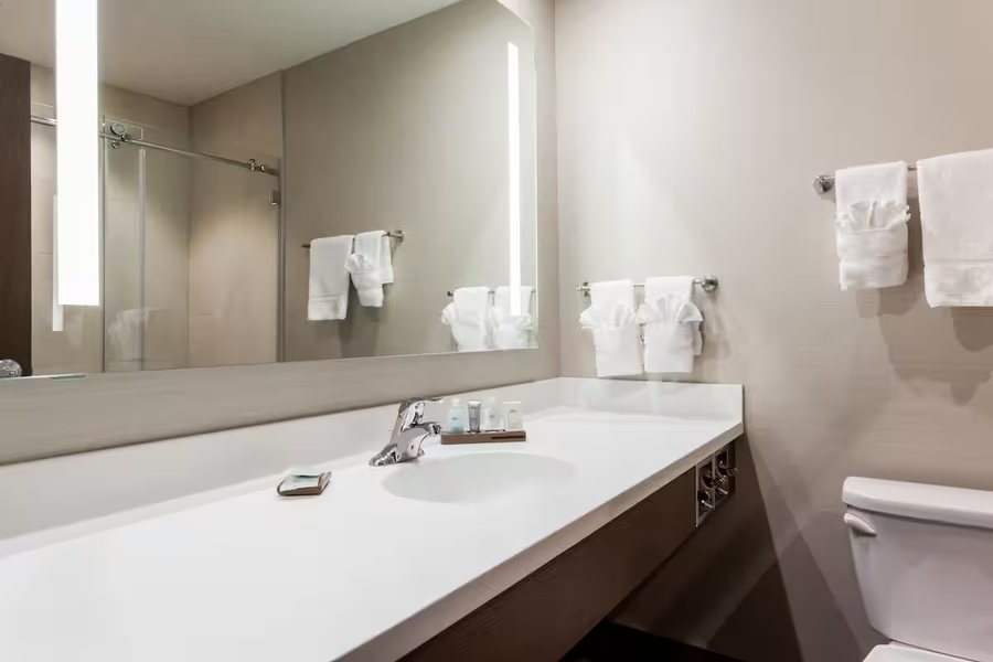 Super 8 by Wyndham Edmonton International Airport — Bathroom