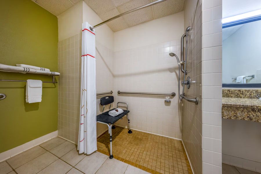 Super 8 by Wyndham El Dorado Ks I35 Exit 71 — Bathroom