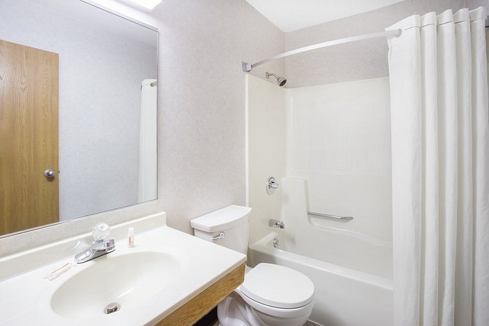 Super 8 by Wyndham El Paso Airport — Bathroom