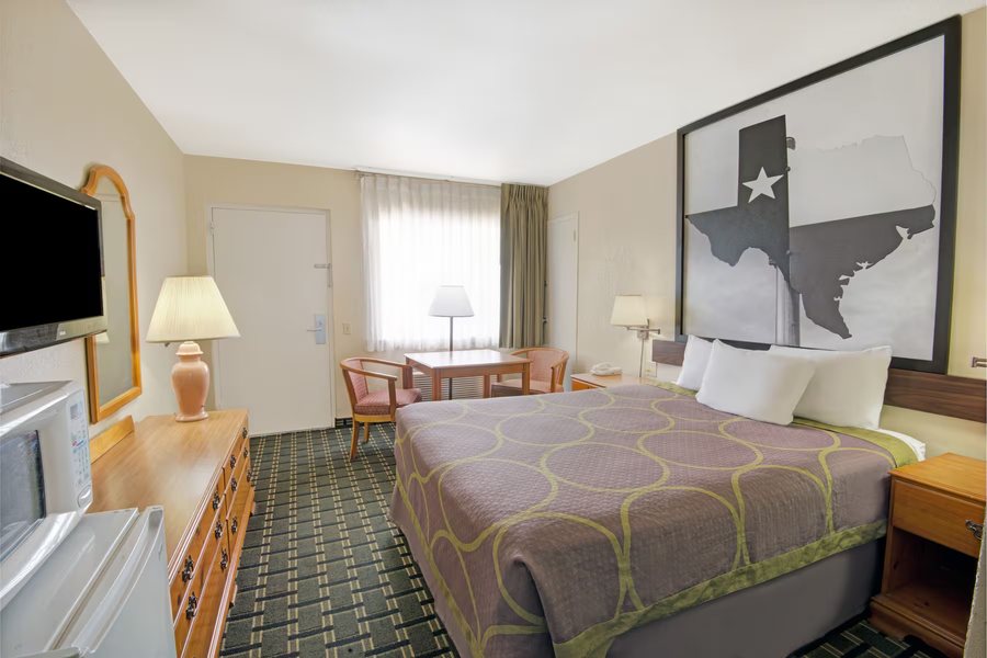 Super 8 by Wyndham El Paso Airport — Guest room