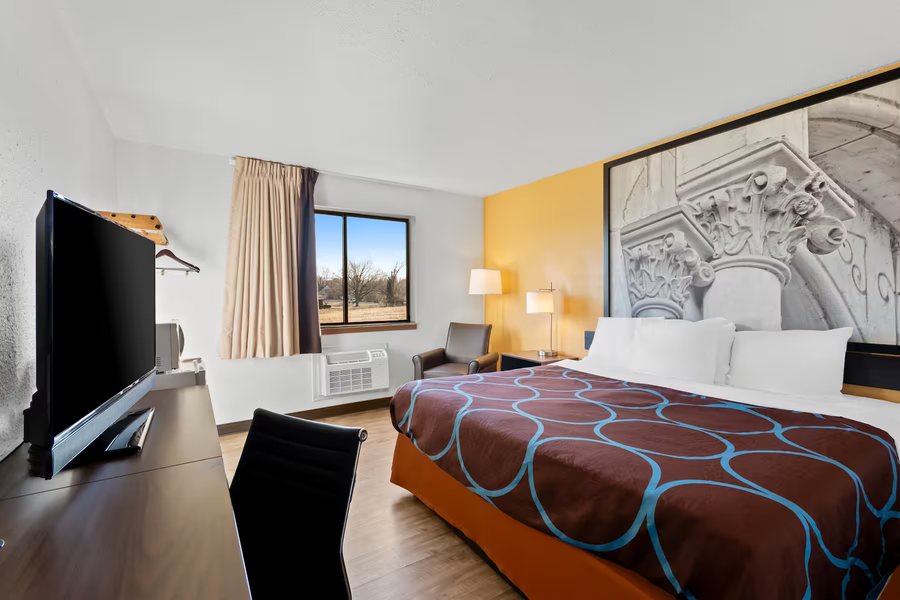 Super 8 by Wyndham Elizabethtown — Guest room