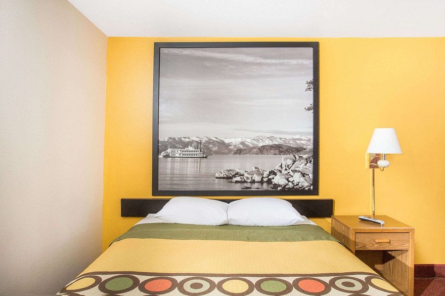Super 8 by Wyndham Elko — Guest room