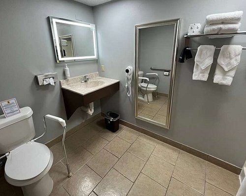 Super 8 By Wyndham Emporia — Bathroom