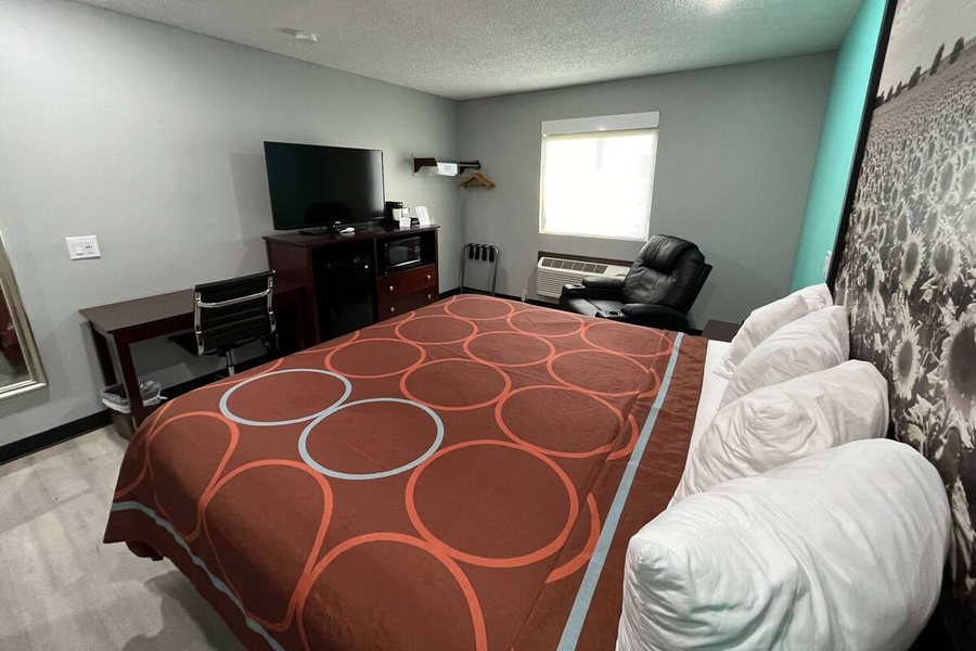 Super 8 By Wyndham Emporia — Guest room