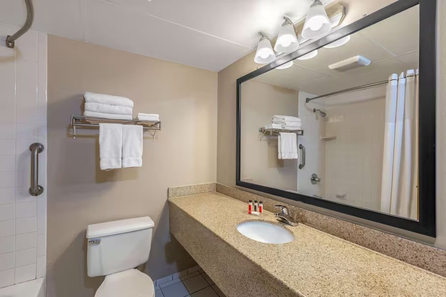 Super 8 by Wyndham Eureka Springs — Bathroom