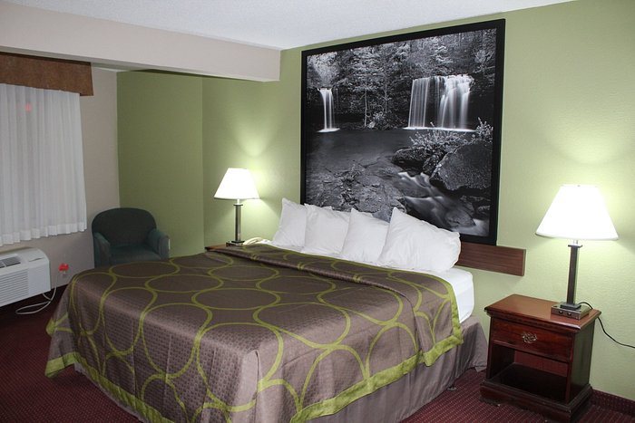 Super 8 by Wyndham Eureka Springs — Guest room