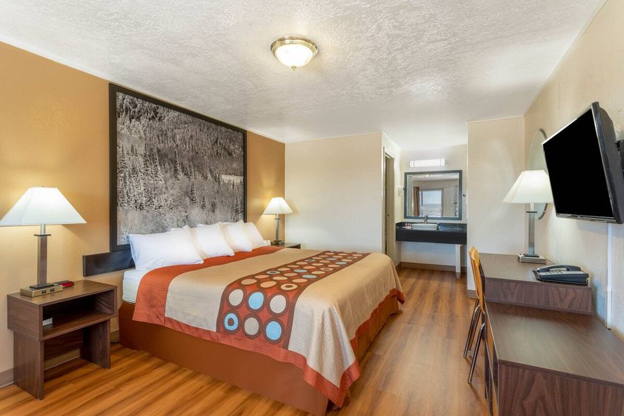 Super 8 by Wyndham Evanston — Guest room