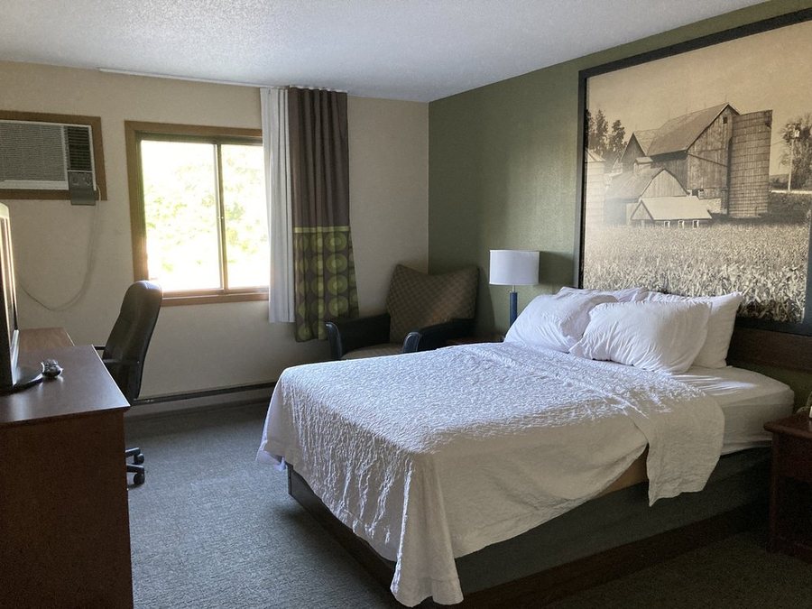 Super 8 by Wyndham Fairmont — Guest room