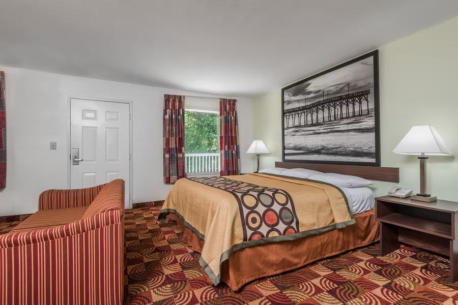 Super 8 by Wyndham Fayetteville — Guest room