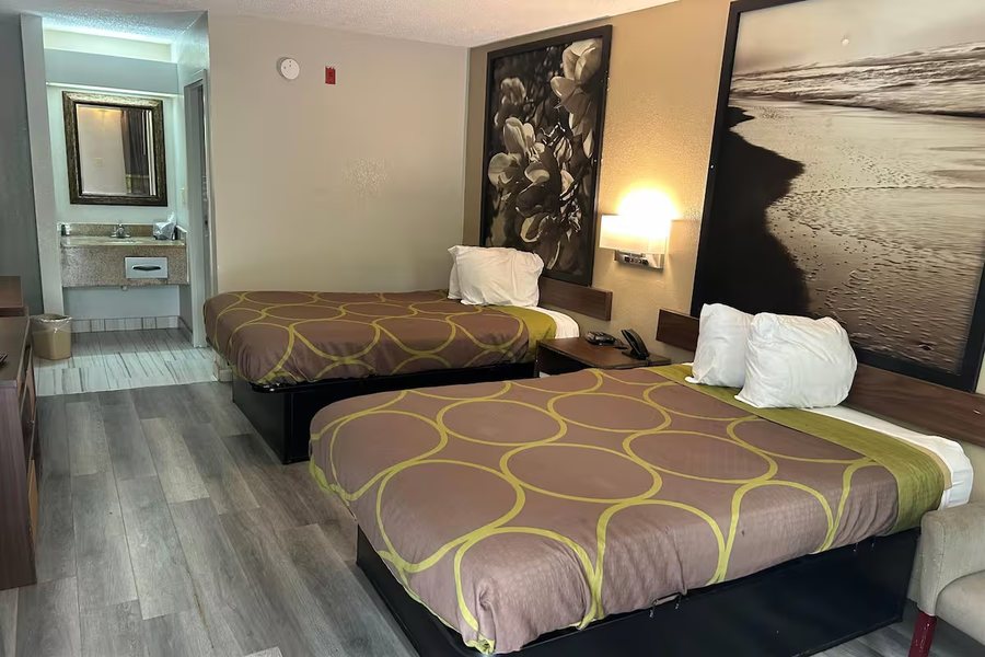 Super 8 by Wyndham Fayetteville — Guest room