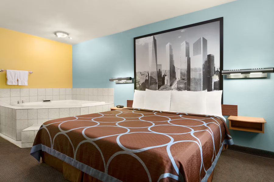 Super 8 by Wyndham Findlay — Guest room
