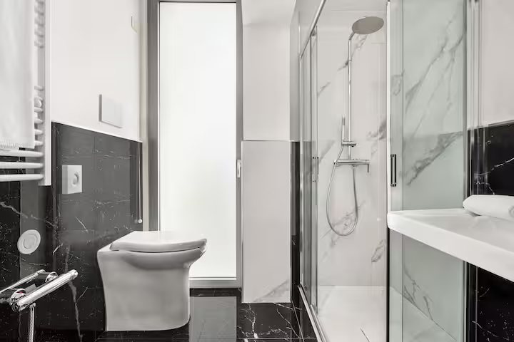 Super 8 by Wyndham Florence — Bathroom