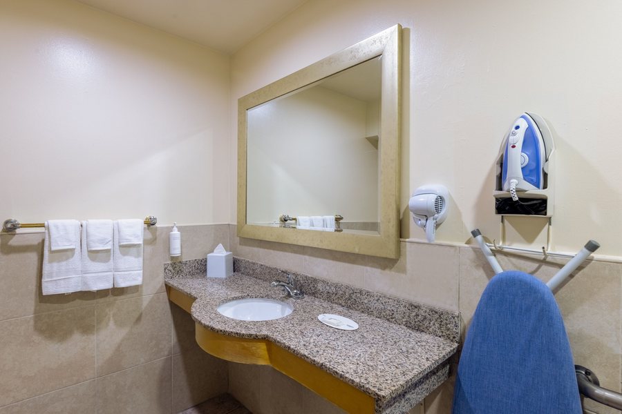 Super 8 by Wyndham Florida City Homestead Everglades — Bathroom