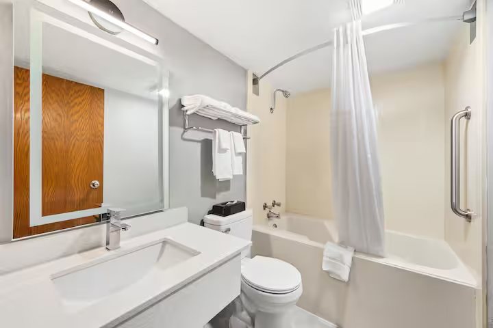 Super 8 by Wyndham Forrest City AR — Bathroom