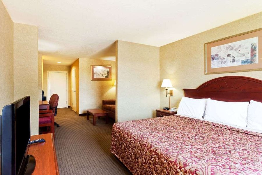 Super 8 by Wyndham Forrest City AR — Guest room