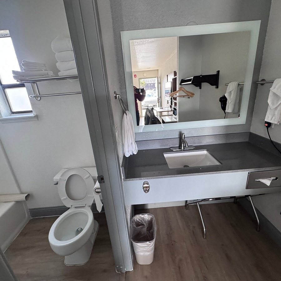 Super 8 by Wyndham Fort Bragg — Bathroom