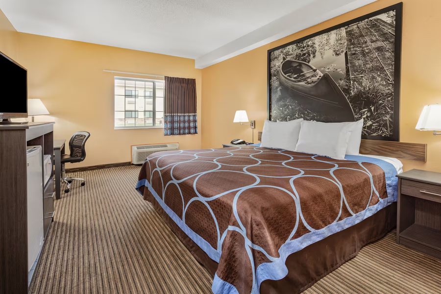 Super 8 by Wyndham Fort Dodge IA — Guest room