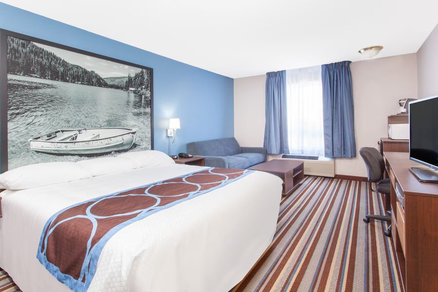 Super 8 by Wyndham Fort Frances — Guest room