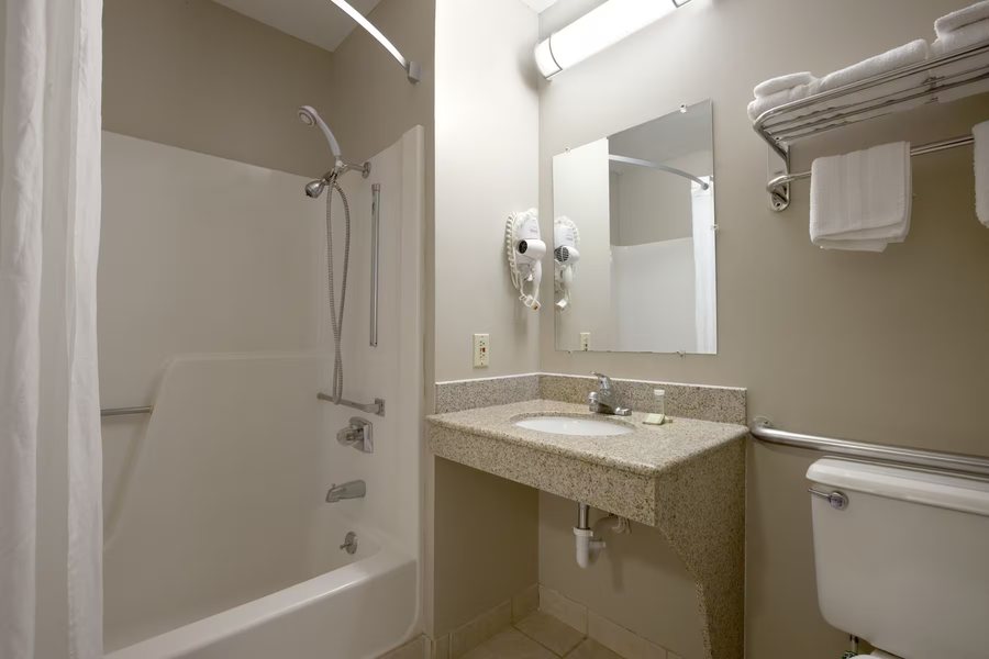 Super 8 by Wyndham Fort Nelson BC — Bathroom