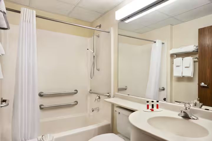 Super 8 By Wyndham Fort Scott Fort Scott Kansas — Bathroom
