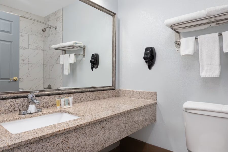 Super 8 by Wyndham Fort Worth South — Bathroom
