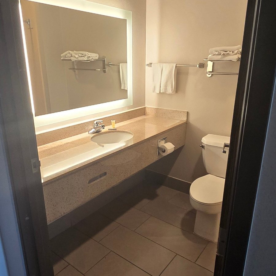 Super 8 by Wyndham Fort Worth Stockyards — Bathroom