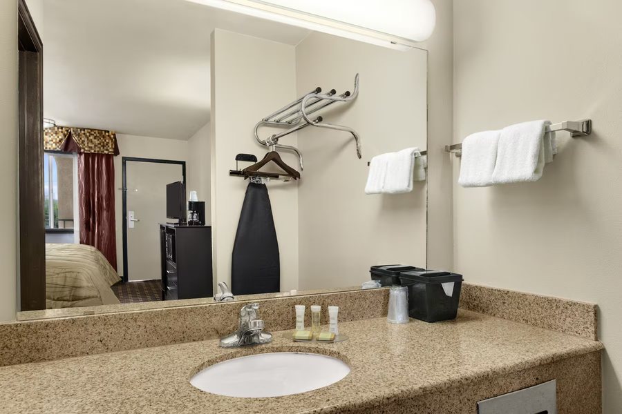 Super 8 by Wyndham Fort Worth TX — Bathroom