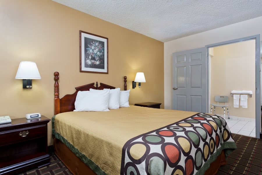 Super 8 by Wyndham Franklin Hwy 31 — Guest room