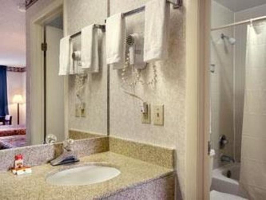 Super 8 by Wyndham Fredericksburg — Bathroom