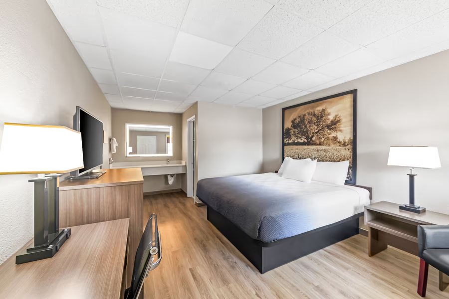 Super 8 by Wyndham Fredericksburg — Guest room
