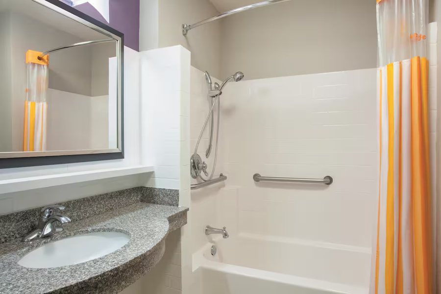 Super 8 by Wyndham Ft Walton Beach — Bathroom
