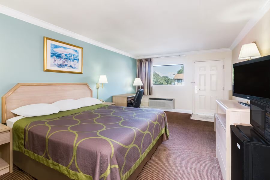 Super 8 by Wyndham Ft Walton Beach — Guest room