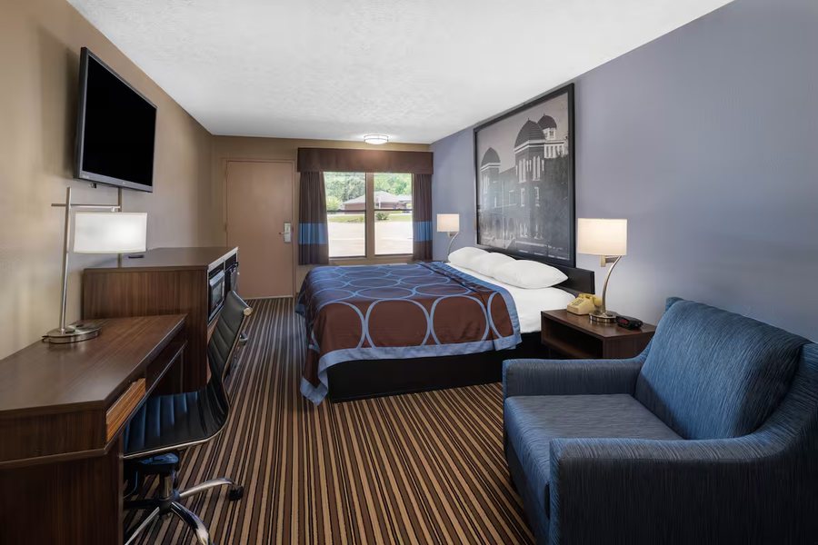 Super 8 by Wyndham Gadsden AL — Guest room