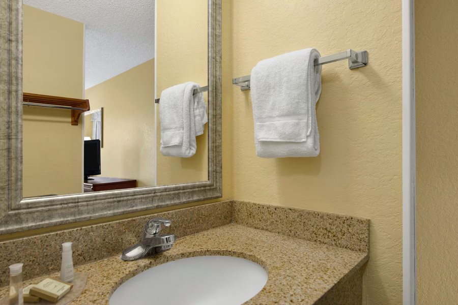 Super 8 by Wyndham Gainesville I 75 Hospital University Area — Bathroom