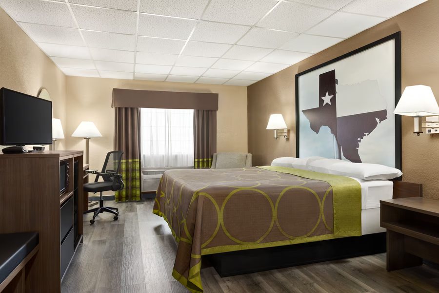 Super 8 by Wyndham Gainesville TX — Guest room