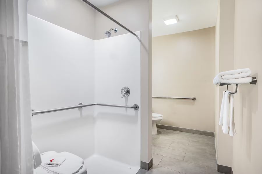 Super 8 by Wyndham Galva Galva Illinois — Bathroom