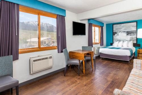 Super 8 by Wyndham Gardiner Yellowstone Park Area — Guest room
