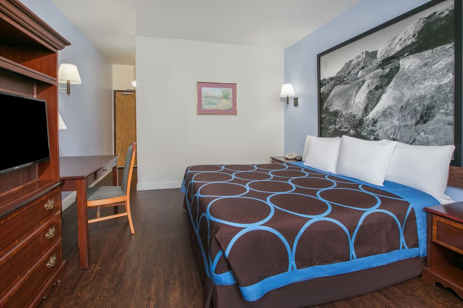 Super 8 by Wyndham Garland North Dallas Area — Guest room