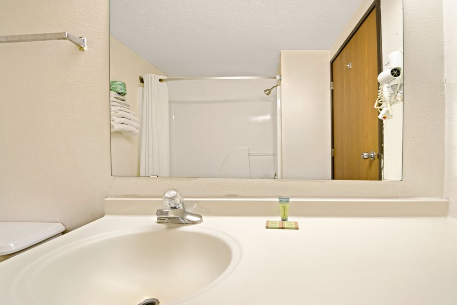 Super 8 by Wyndham Garland Rowlett East Dallas Area — Bathroom