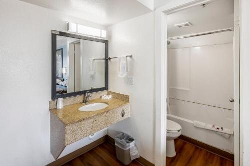 Super 8 by Wyndham Goodyear Phoenix Area — Bathroom