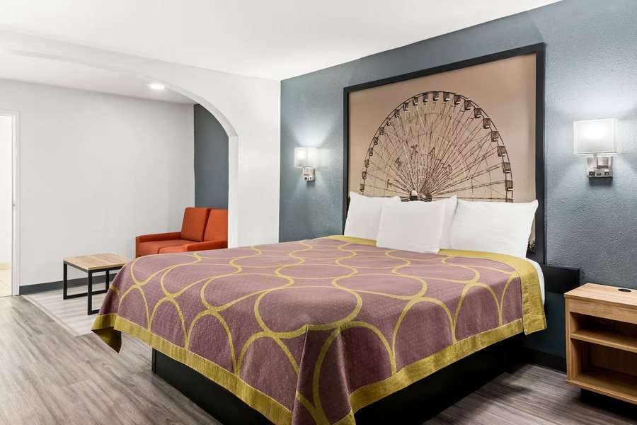 Super 8 by Wyndham Grand Prairie Southwest — Guest room