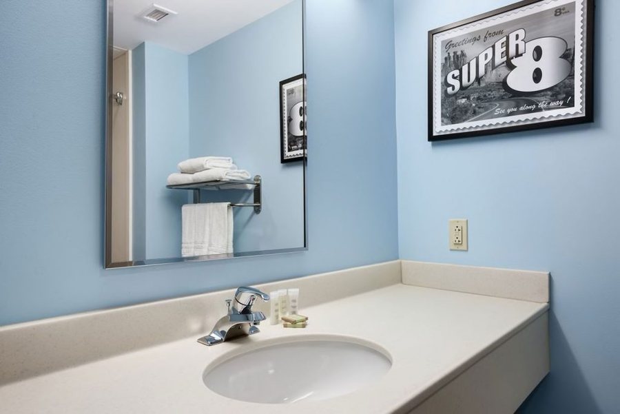 Super 8 by Wyndham Grangeville — Bathroom