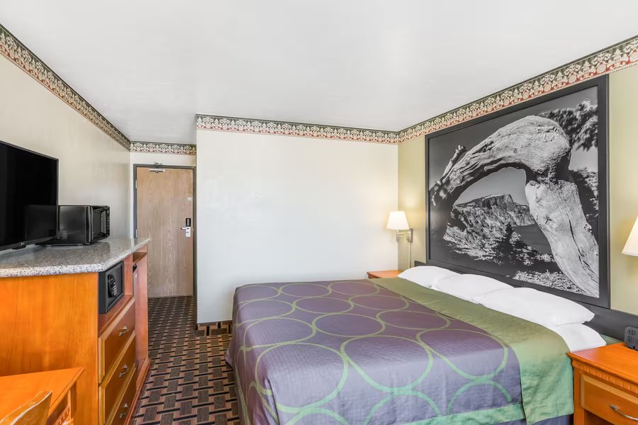Super 8 by Wyndham Grants — Guest room